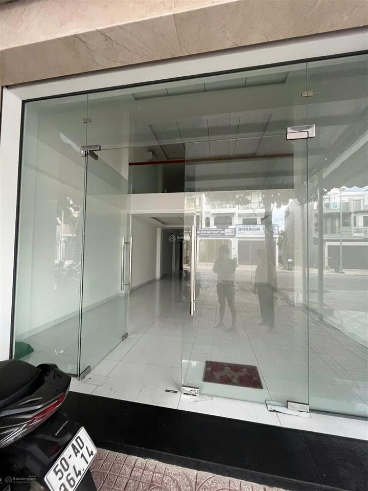 Cho thuê nhà mt hoàng hoa thám  căn hiếm có có thang máy dt 5*20m, 1 trệt 1 lửng 2 lầu, gồm 6p