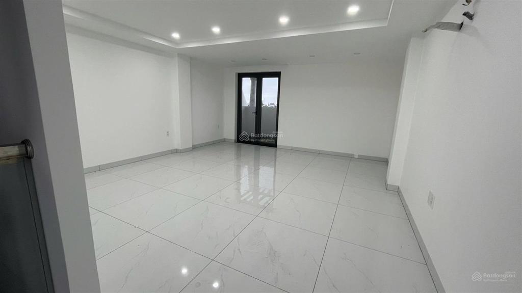 Cho thuê nhà mt hoàng hoa thám  căn hiếm có có thang máy dt 5*20m, 1 trệt 1 lửng 2 lầu, gồm 6p