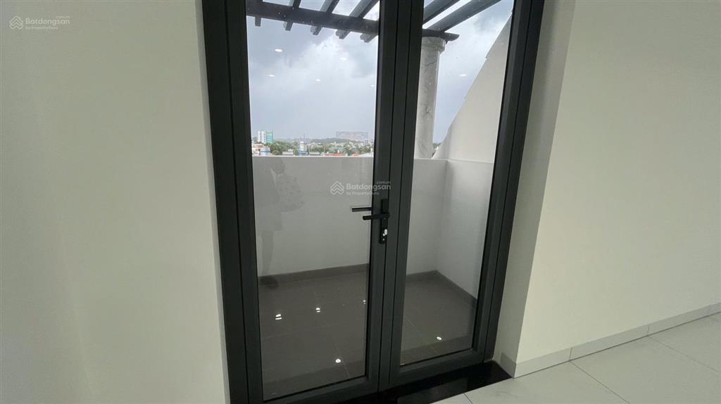 Cho thuê nhà mt hoàng hoa thám  căn hiếm có có thang máy dt 5*20m, 1 trệt 1 lửng 2 lầu, gồm 6p