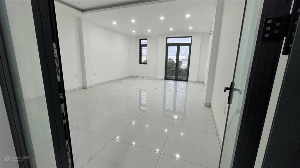 Cho thuê nhà mt hoàng hoa thám  căn hiếm có có thang máy dt 5*20m, 1 trệt 1 lửng 2 lầu, gồm 6p