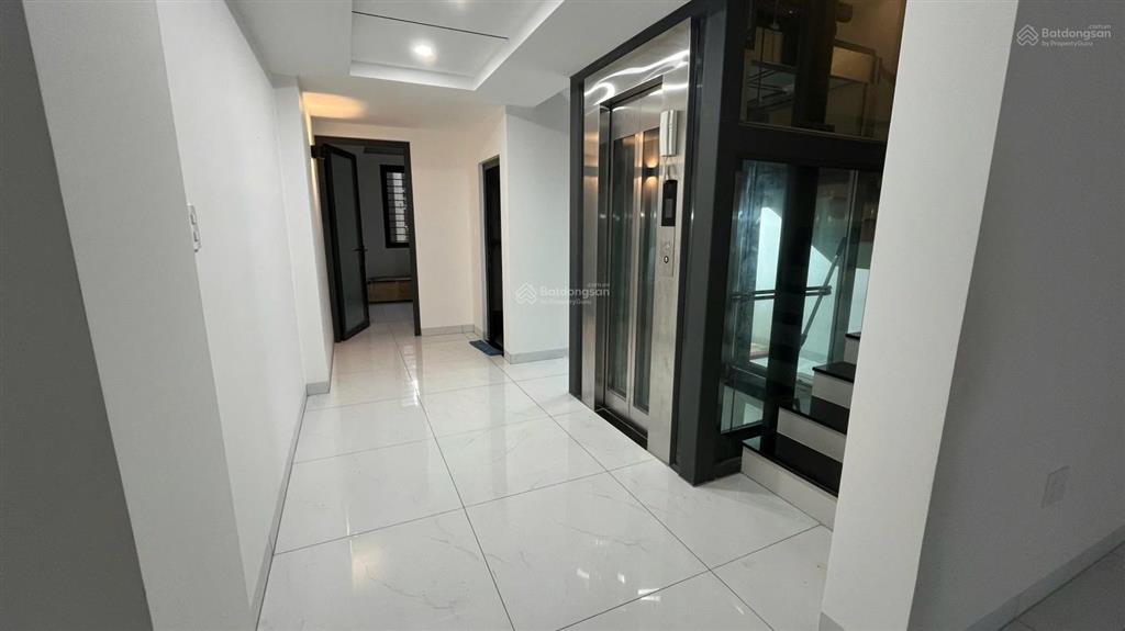 Cho thuê nhà mt hoàng hoa thám  căn hiếm có có thang máy dt 5*20m, 1 trệt 1 lửng 2 lầu, gồm 6p