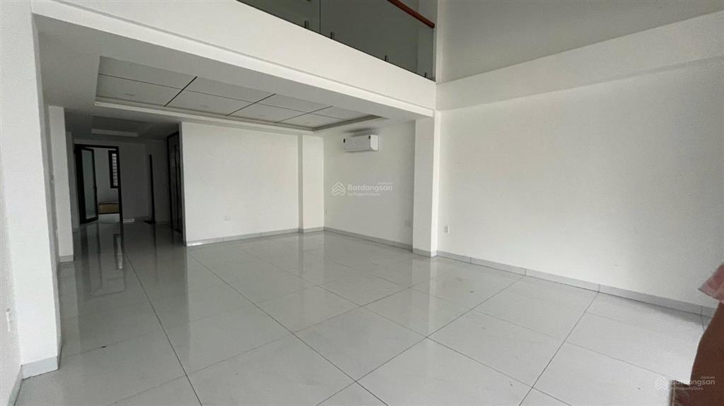 Cho thuê nhà mt hoàng hoa thám  căn hiếm có có thang máy dt 5*20m, 1 trệt 1 lửng 2 lầu, gồm 6p