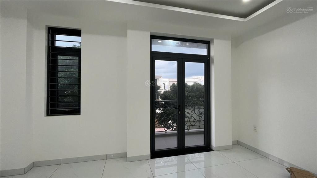 Cho thuê nhà mt hoàng hoa thám  căn hiếm có có thang máy dt 5*20m, 1 trệt 1 lửng 2 lầu, gồm 6p