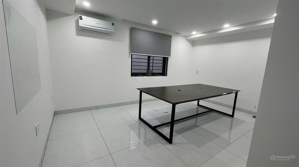 Cho thuê nhà mt hoàng hoa thám  căn hiếm có có thang máy dt 5*20m, 1 trệt 1 lửng 2 lầu, gồm 6p