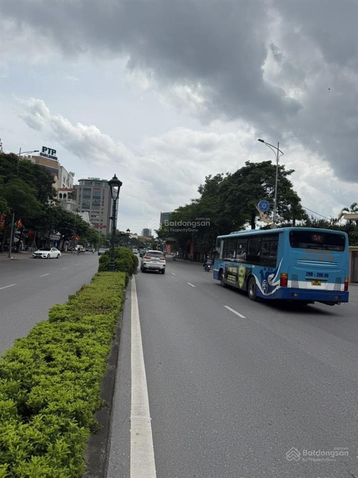 Tầm này không mua mặt phố nguyễn văn cừ thì đợi đến bao giờ? chủ vừa hạ 2 tỷ, chỉ còn 29 tỷ