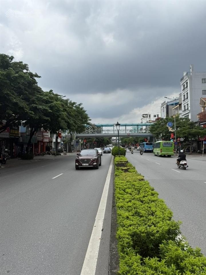 Tầm này không mua mặt phố nguyễn văn cừ thì đợi đến bao giờ? chủ vừa hạ 2 tỷ, chỉ còn 29 tỷ