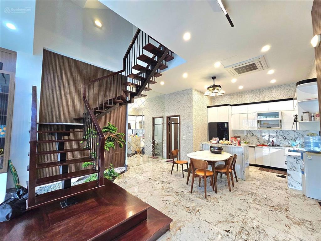 37 tỷ sở hữu mặt phố thạch bàn view hồ vị trí công viên, hàng hiếm khó tìm!