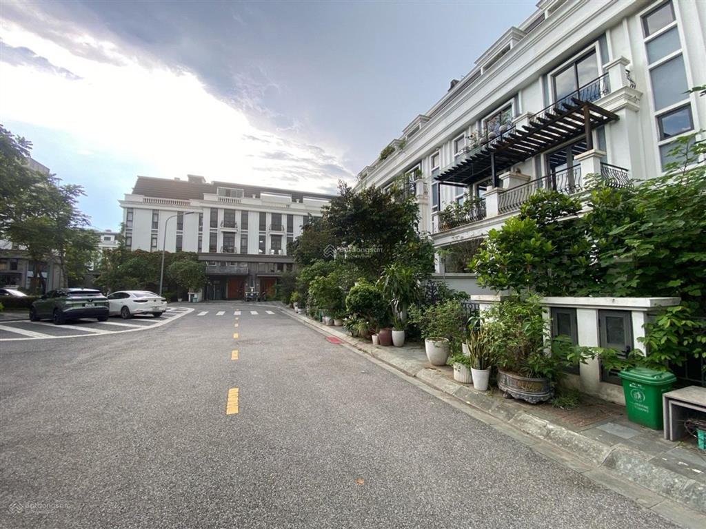28 tỷ nhà vip cổ linh, đối diện hồ điều hòa diện tích 130m khu phân lô vỉa hè, ô tô tránh