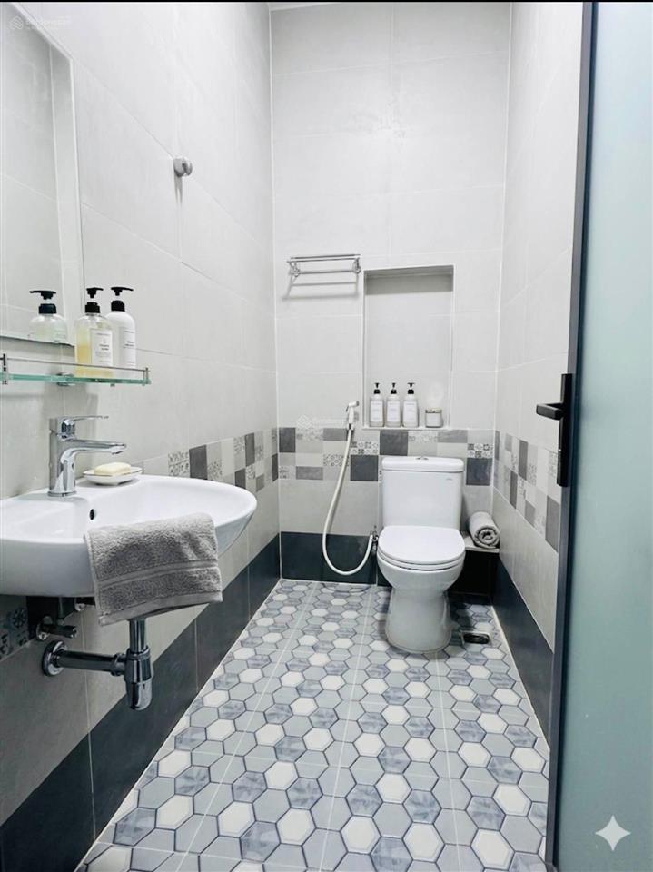 Quang trung  sân bay tsn 5  51m2 (4.2x12) a4  3 tầng, 2 pn, 3 wc  sân thượng  5.x tỏi tl