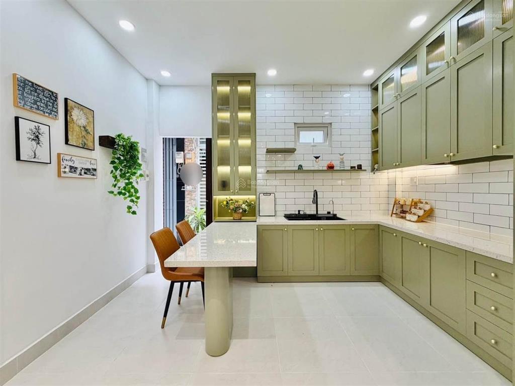 Hàng ngon  sân bay tsn 5  a4  3 tầng, 2 pn, 3 wc  sân thượng trước sau  hẻm 3m trải nhựa