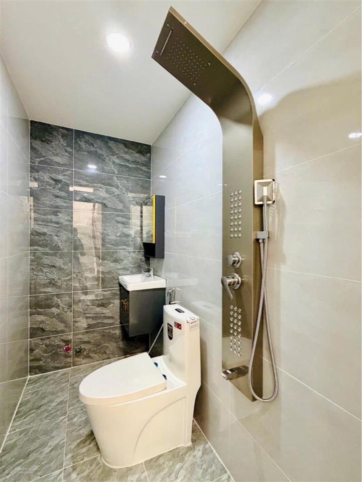 45m2  3 tầng xây mới, 3 pn, 3 wc  tặng full nội thất xịn  sát siêu thị emart  5.x tỷ tl