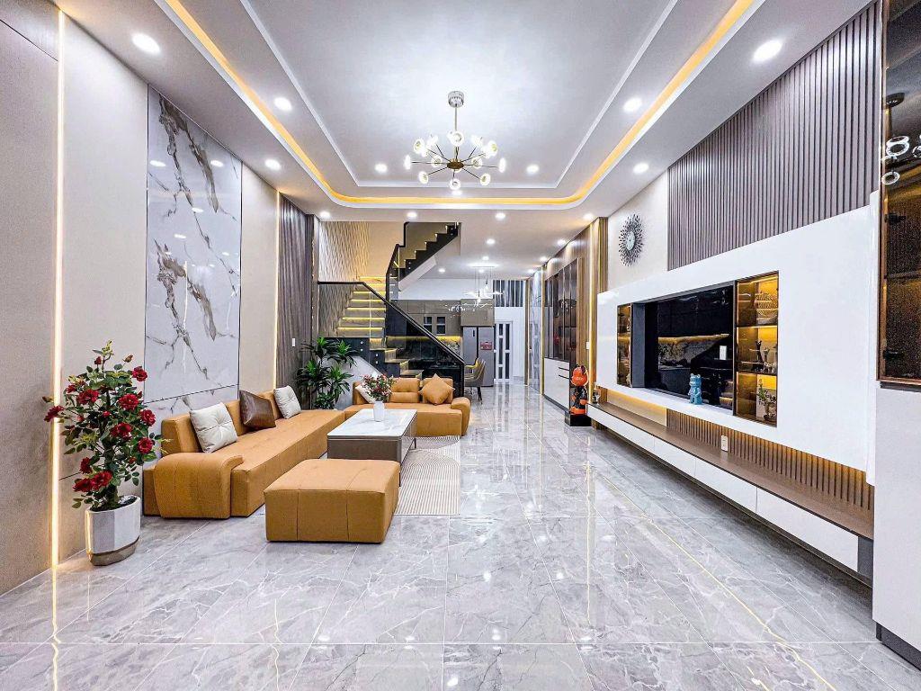 CHÍNH CHỦ CẦN BÁN NHÀ VỊ TRÍ CỰC ĐẸP 1 TRỆT 2 LẦU NGAY TRUNG TÂM