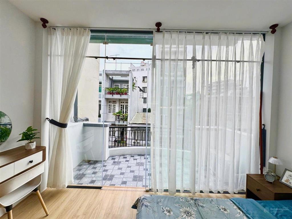 Căn hộ 1 phòng ngủ, 40m, tách bếp, máy giặt riêng, ban công lớn, thang máy, full nội thất