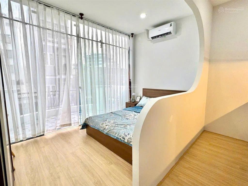 Căn hộ 1 phòng ngủ, 40m, tách bếp, máy giặt riêng, ban công lớn, thang máy, full nội thất