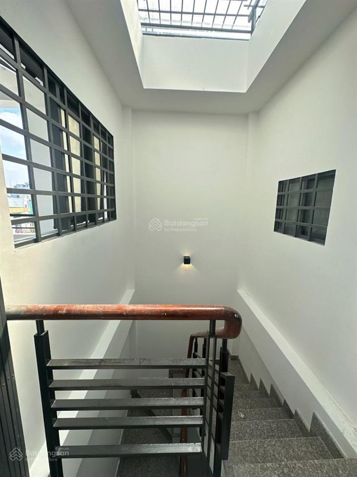 Cmt8  hẻm thẳng trục  không tod  nhà 5 tầng  thang máy full nội thất giá 9 tỷ.