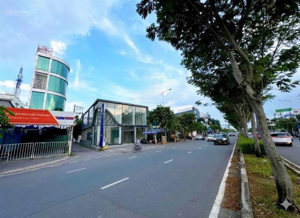 Bán mặt tiền trần não ngang lớn 13x56m, kc 2 tầng, hđt 250tr, giá 650tr/ m2