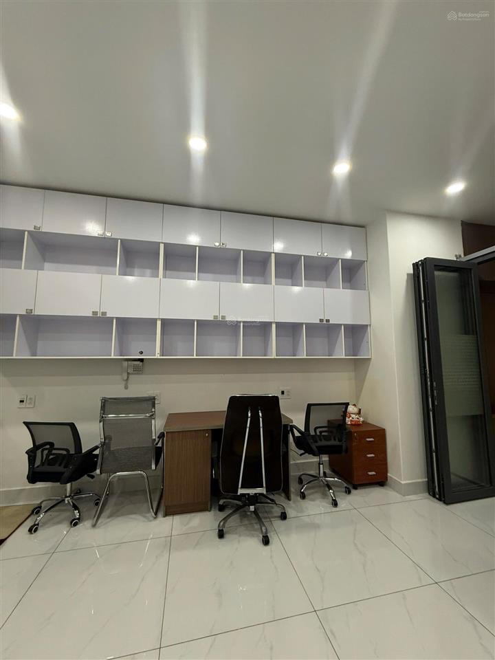 Cho thuê gấp văn phòng 50m2 13.000.000/tháng toà nhà sunrise city north. xem  0937 781 ***