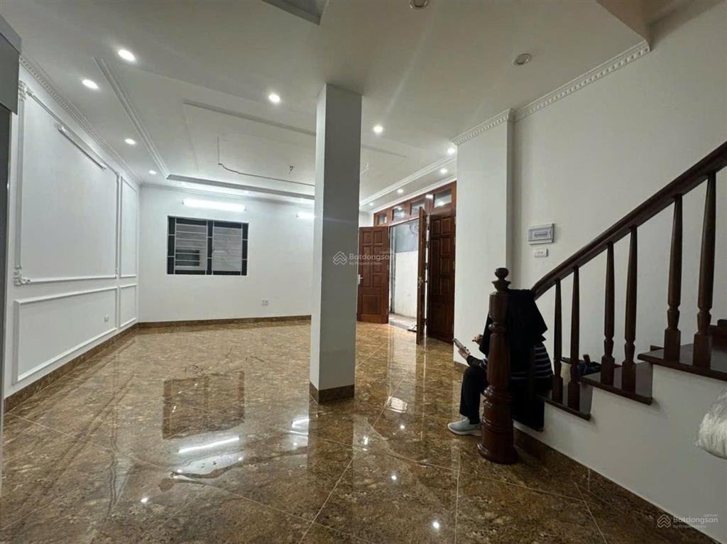 45m2, 5 tầng, hơn 5m mặt tiền, nhà mới, 20m ra đường ô tô dừng đỗ.