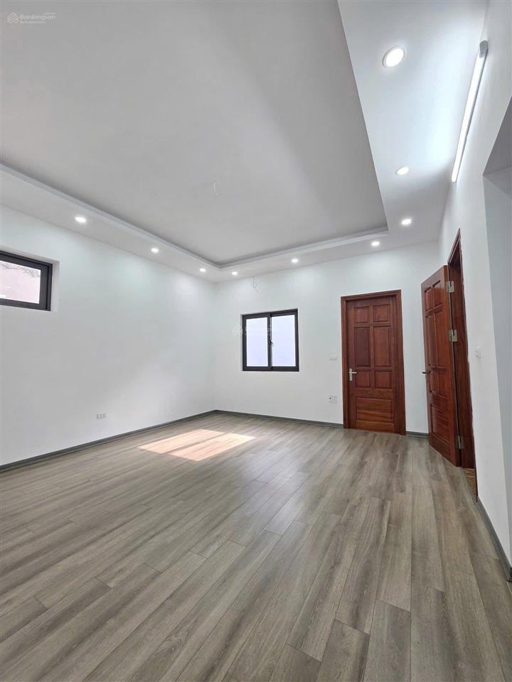 45m2, 5 tầng, hơn 5m mặt tiền, nhà mới, 20m ra đường ô tô dừng đỗ.