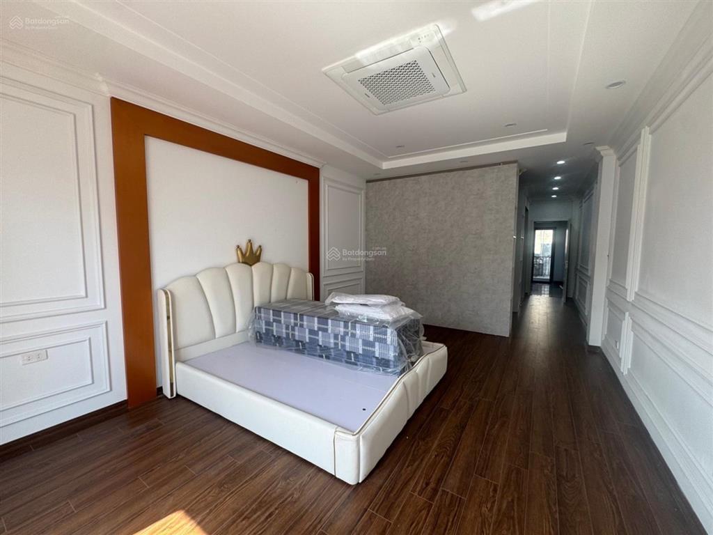 Phố hoa lâm 65m2 nhà mới xây 6 tầng thang máy ô tô đõ cửa