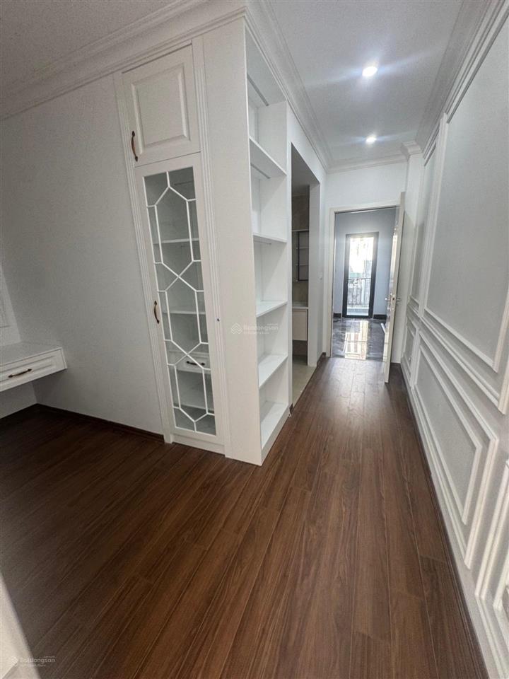 Phố hoa lâm 65m2 nhà mới xây 6 tầng thang máy ô tô đõ cửa
