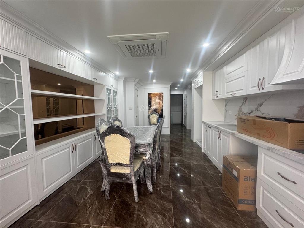 Phố hoa lâm 65m2 nhà mới xây 6 tầng thang máy ô tô đõ cửa