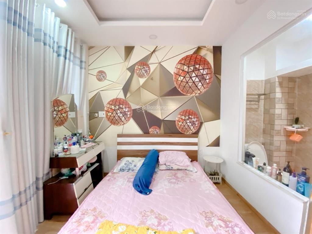 Cần bán nhà ngay phạm văn bạch  tân bình, cách mặt tiền vài bước chân
