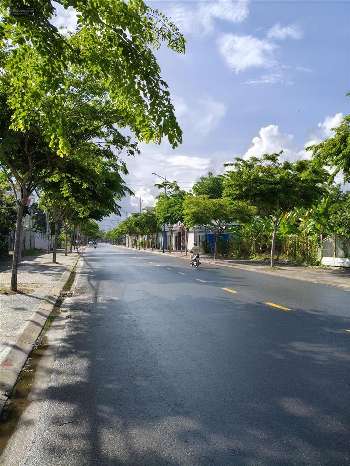Chính chủ bán nhà phố, 7m wmặt tiền. 01 trệt, 2 lầu, 06 pn, 5 phòng tắm, phường long hương, tp hcm