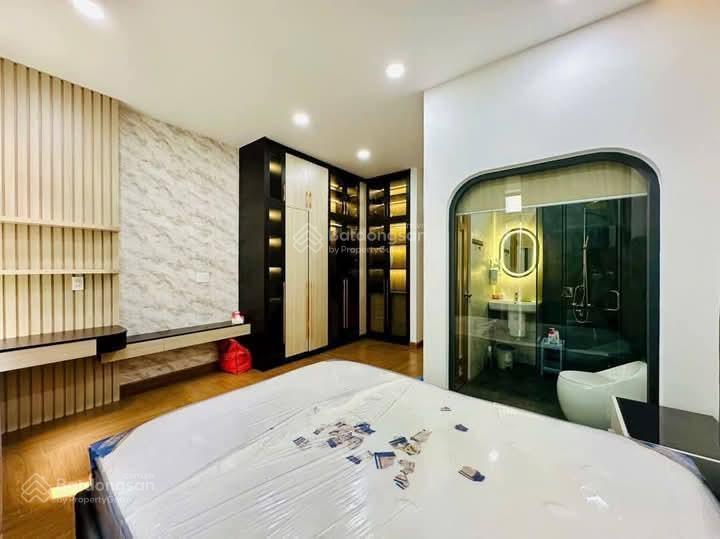 Cần tiền bán nhà phố quan nhân, nhà dân mới xây,ngõ nông,cách 15m oto tránh,ko quy hoạch, dt 38m*5t