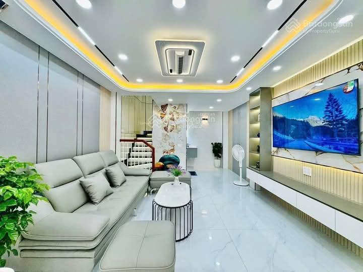 Giá hời phố cự lộc, nhà dân xây, lô góc 2 thoáng, ngõ thông cách 20m oto tránh, sổ đẹp, dt 38m2*5t
