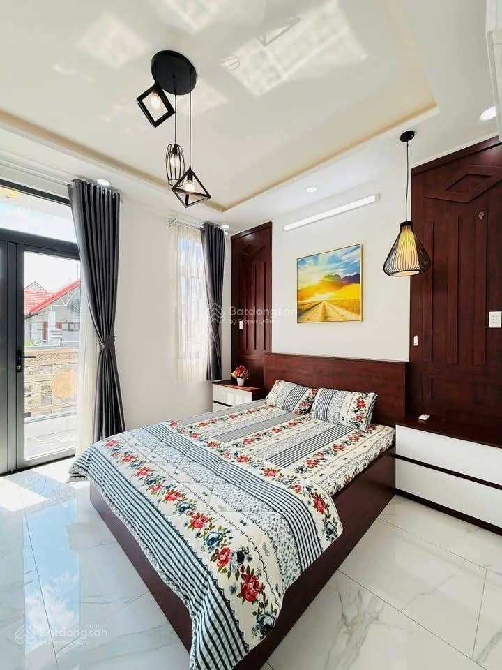 Bay nhanh phố cự lộc, nhà dân xây, lô góc 2 thoáng, ngõ thông, cách 20m oto tránh,sổ đẹp, dt 38m*5t