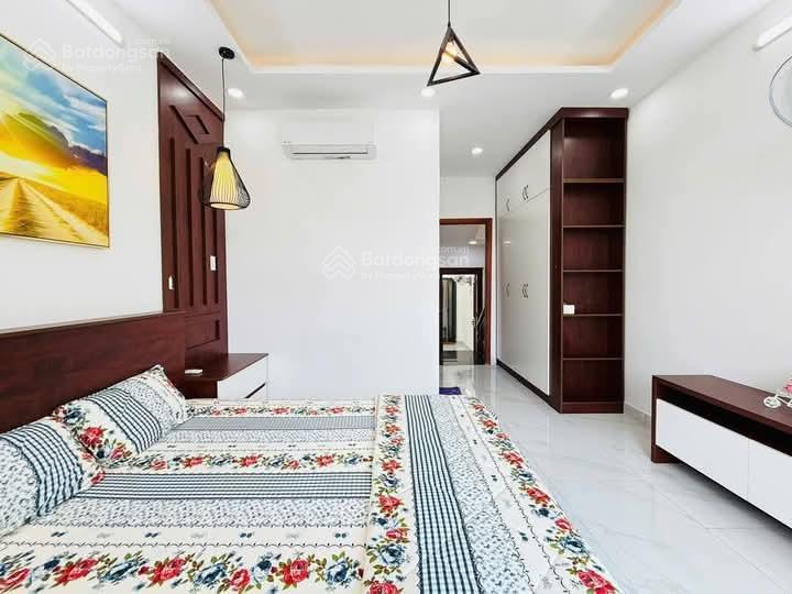 Siêu hiếm phố cự lộc, nhà dân xây, lô góc 2 thoáng, ngõ thông, cách 20m oto tránh,sổ đẹp, dt 38m*5t