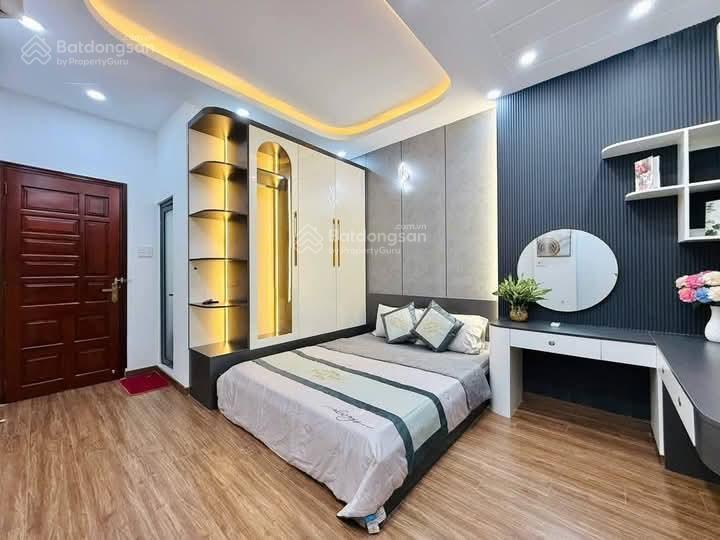 Bán nhà phố chính kinh, nhà dân xây, ngõ thông, cách 20m ô tô tránh, sổ vuông, chủ nét, dt 40m*5t