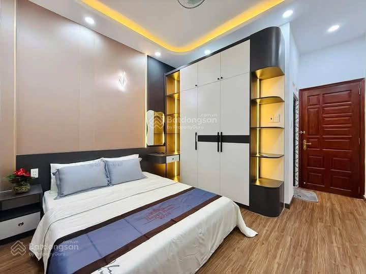 Bán nhà phố chính kinh, nhà dân xây, ngõ thông, cách 20m ô tô tránh, sổ vuông, chủ nét, dt 40m*5t