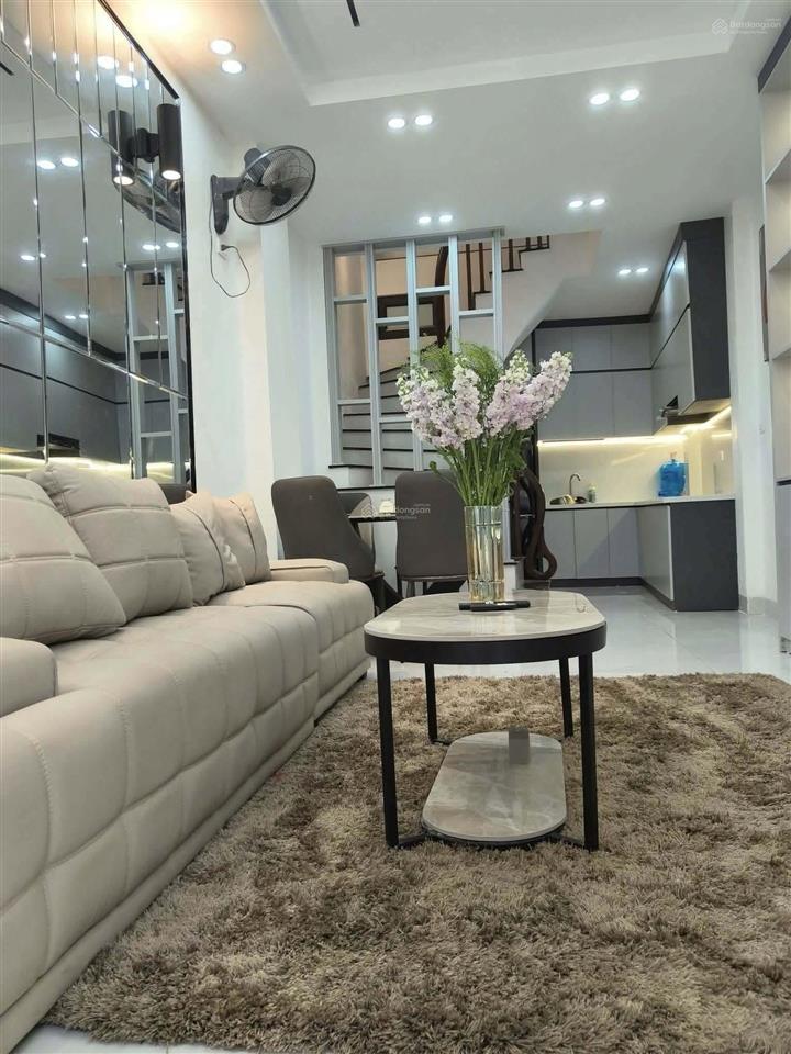 Bán nhà phố cự lộc, nhà dân xây, lô góc 2 thoáng, ngõ thông tứ phía, cách 20m ô tô tránh, dt 36m*5t