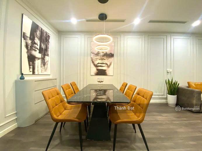 Em có qũy căn chủ nhờ bán gấp cc n01t6, n01t7 ngoại giao đoàn, 3pn+ , 142m2, view đẹp