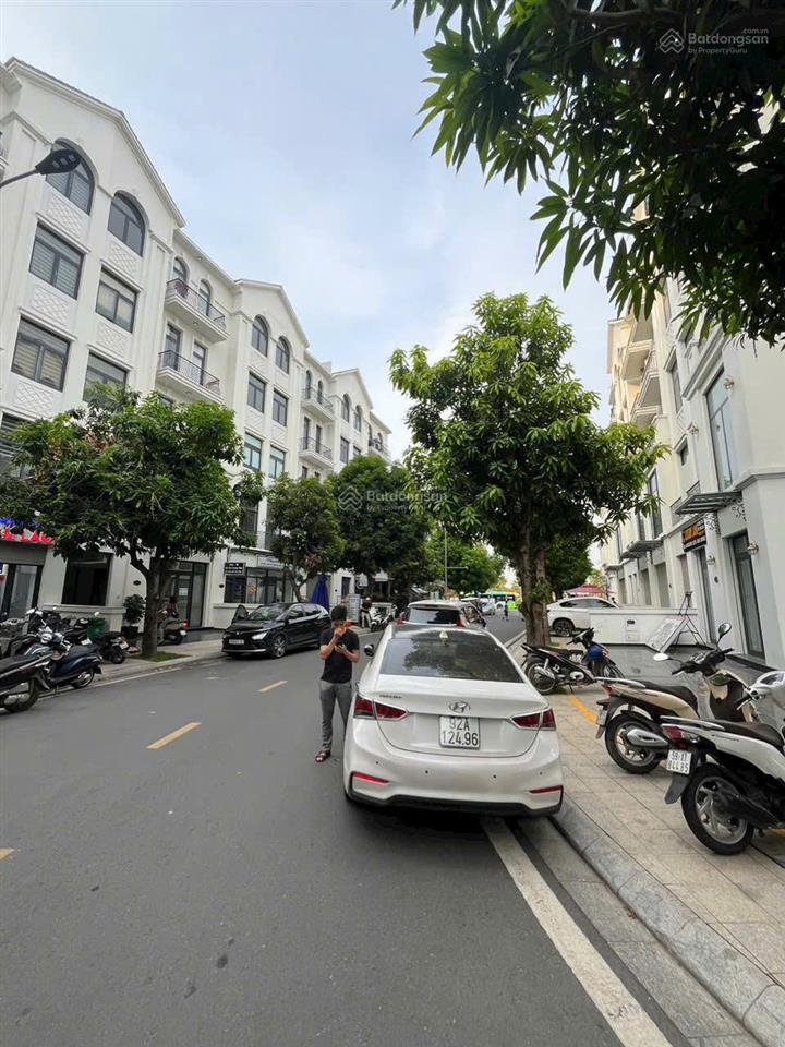 Bán gấp nhà phố vinhome grand park