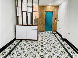 Nhà mới tinh. 6 tầng thang máy. ngõ thông ra nhiều tuyến đường. gần các trường đại học, gần chợ