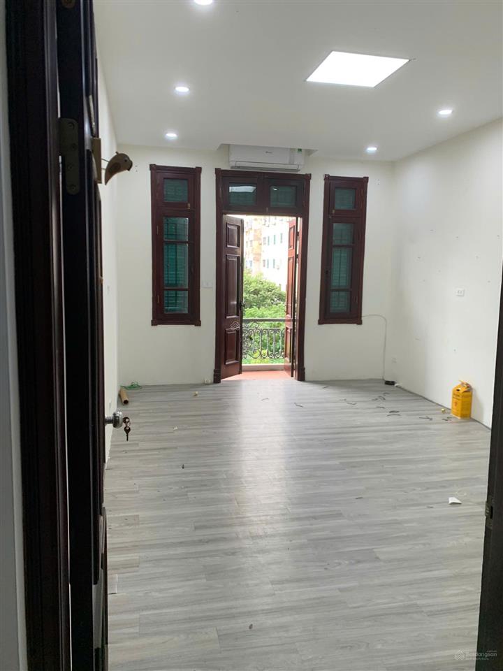 Cho thuê văn phòng nhỏ 38m² giá 10tr/tháng tại hoàng ngân, có thang máy, hầm để xe