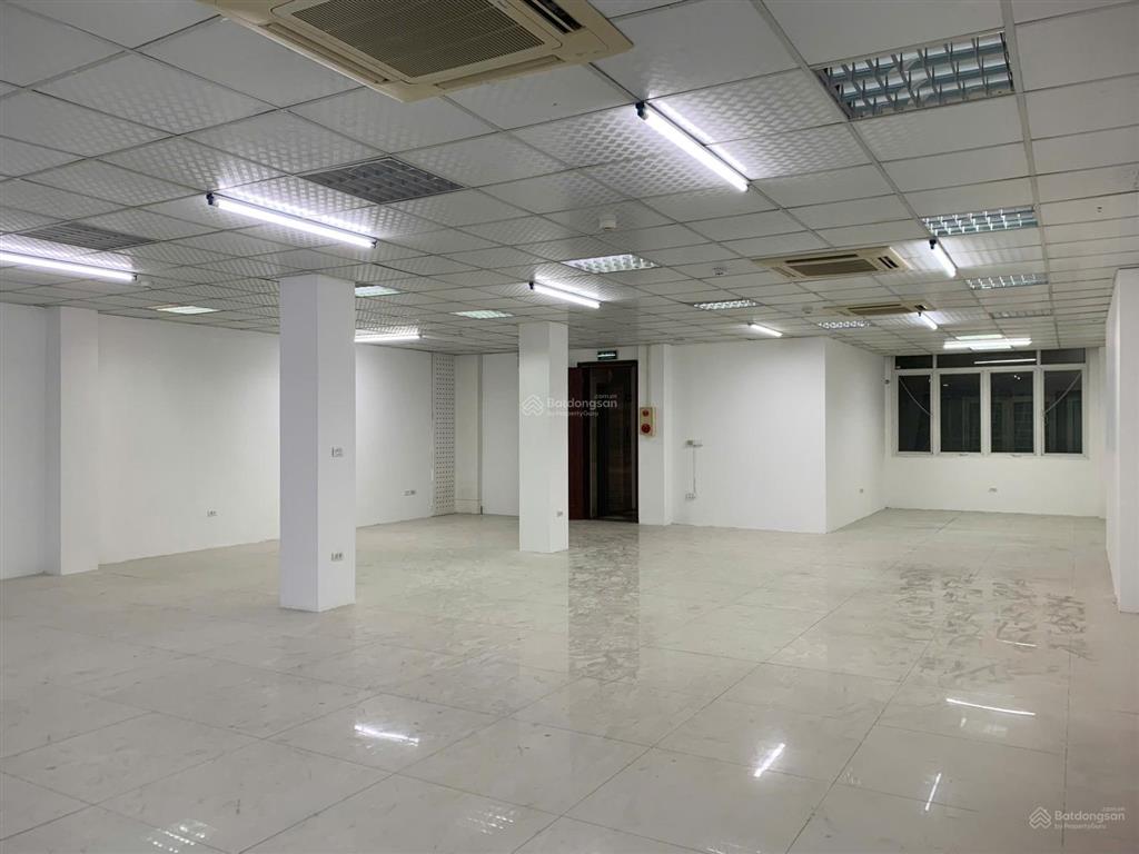 Cho thuê văn phòng tại duy tân, 33 triệu, 130m2, hàng hiếm tại giá ưu đãi.  0984 828 ***