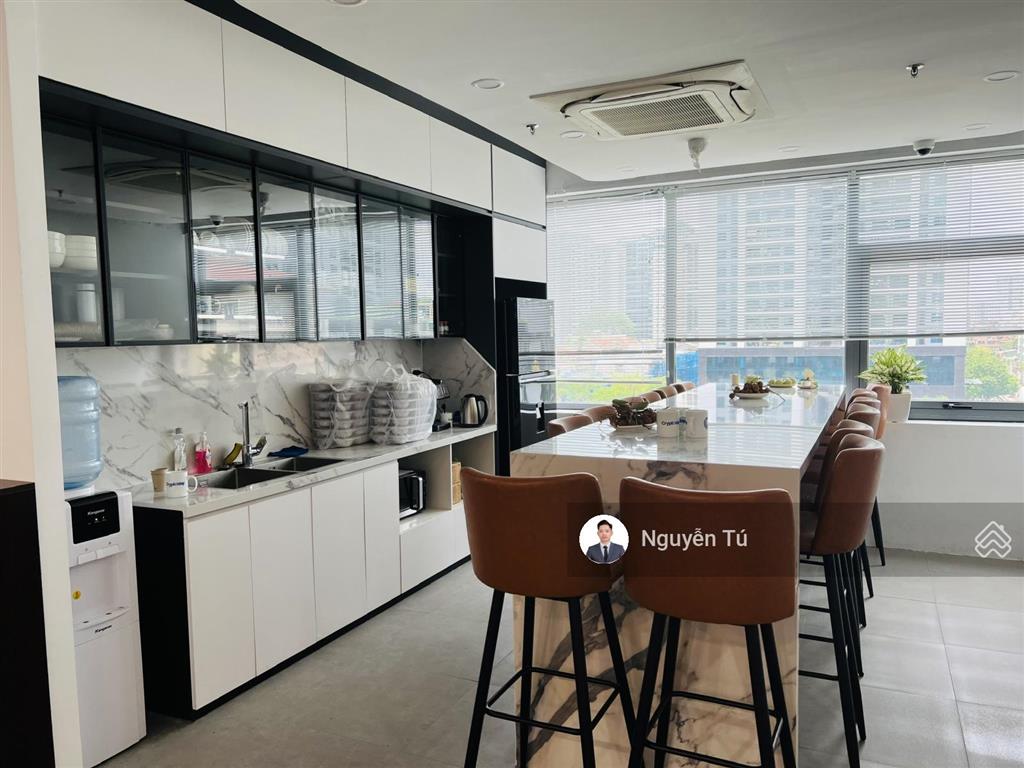 Nhượng sàn văn phòng 150m2 tại adg tower lê văn thiêm sẵn nội thất đẹp vào luôn.  0974 024 ***