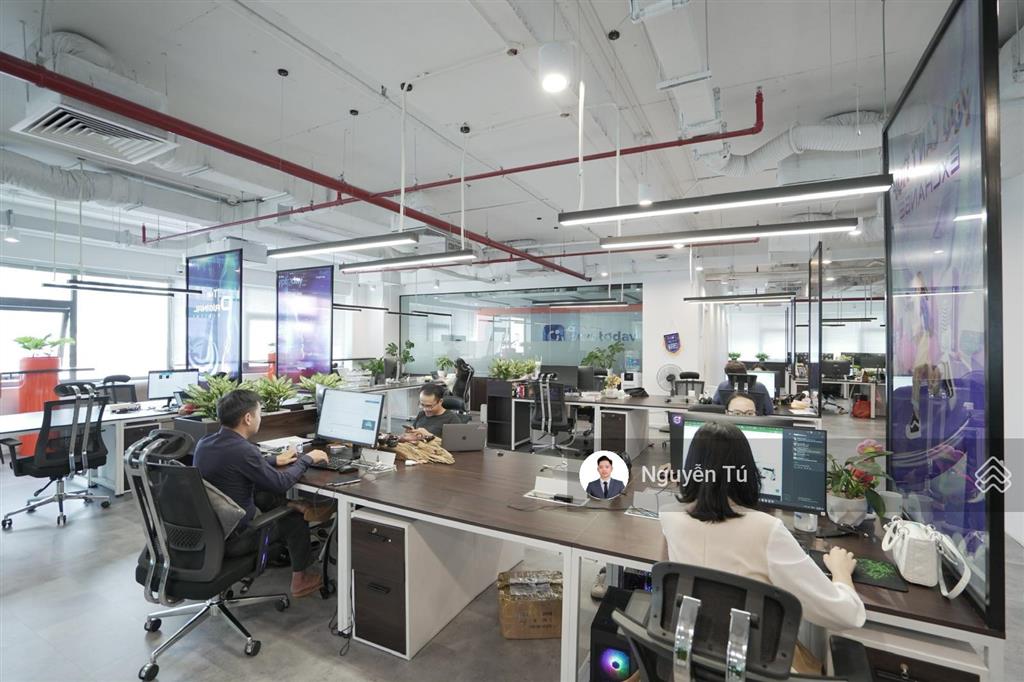 Nhượng sàn văn phòng 150m2 tại adg tower lê văn thiêm sẵn nội thất đẹp vào luôn.  0974 024 ***