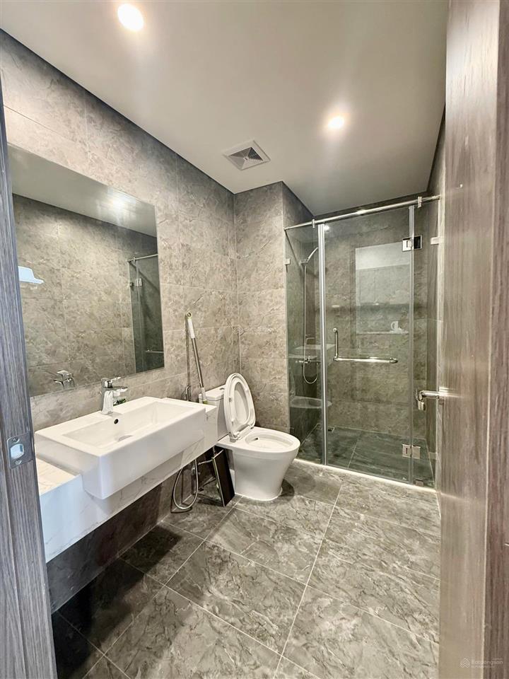 1n beverly / 43m2 / tầng 10 giá 2.8 tỷ. nhà mới 100%. 2 ban công dài