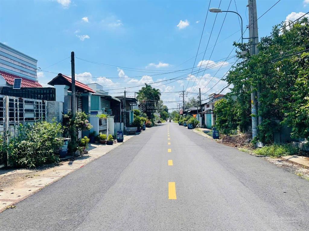 Giá 1 tỷ, đất 151 m2 ở đường liêu bình hương xã tân thông hội củ chi , sổ hồng riêng