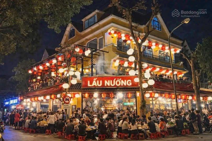 Cho thuê gấp nhà mặt phố trung hòa, lô góc siêu đẹp, 300m2, 5 tầng