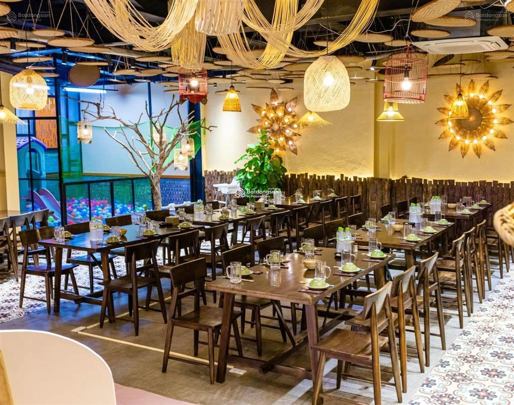 Cho thuê nhà mặt phố hoàng đạo thúy, mặt tiền 16m, dt 240 m2, hàng hiếm giá hời