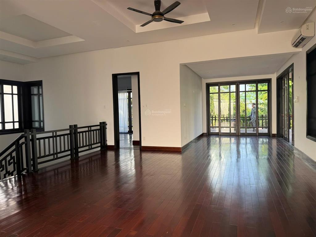 Bán căn viila hồ bơi view biển ngay khu phố tâydt 450m2 ngang 15mcách biển 50mgiá 175tr/m2 hiếm