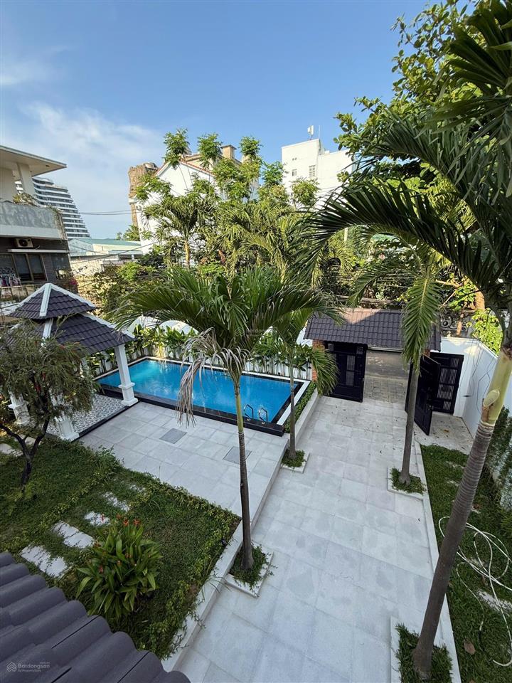 Bán căn viila hồ bơi view biển ngay khu phố tâydt 450m2 ngang 15mcách biển 50mgiá 175tr/m2 hiếm