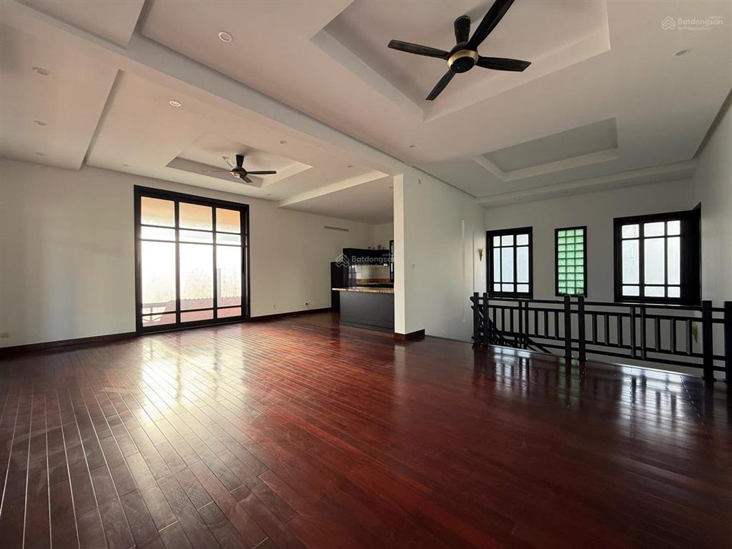 Bán căn viila hồ bơi view biển ngay khu phố tâydt 450m2 ngang 15mcách biển 50mgiá 175tr/m2 hiếm