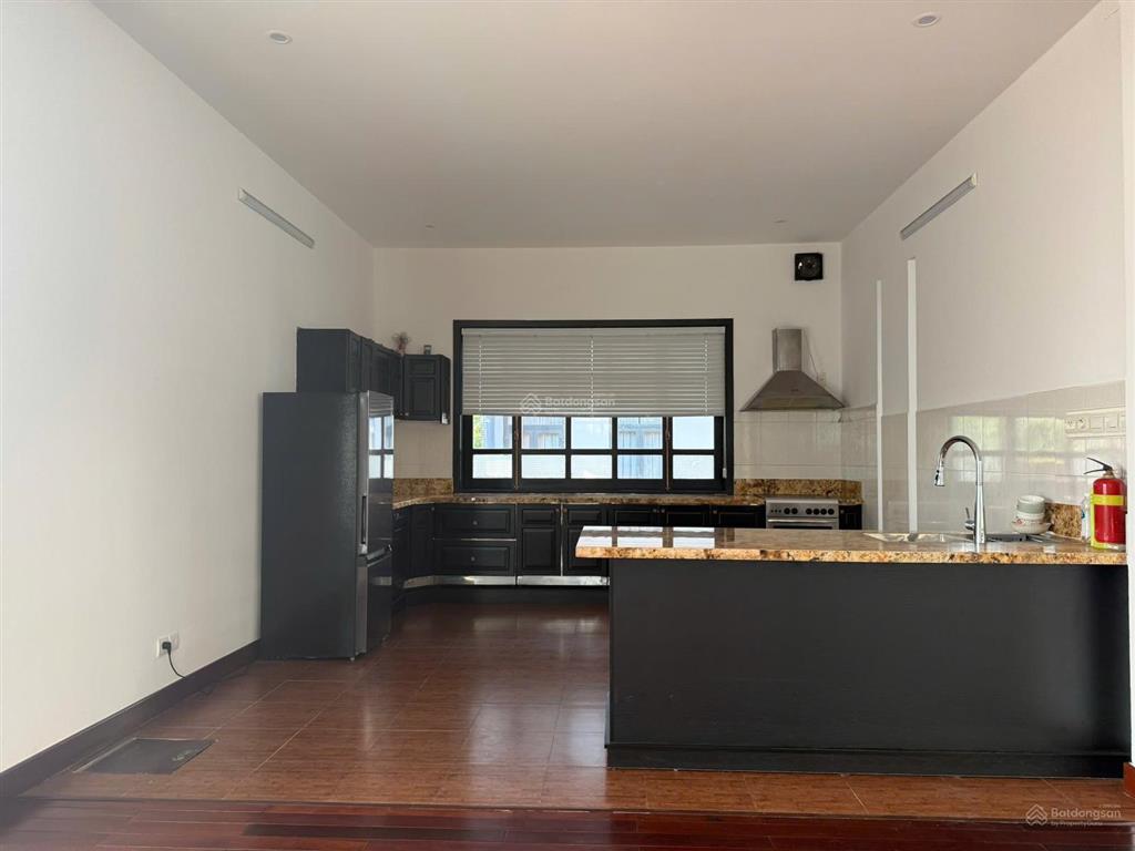 Bán căn viila hồ bơi view biển ngay khu phố tâydt 450m2 ngang 15mcách biển 50mgiá 175tr/m2 hiếm